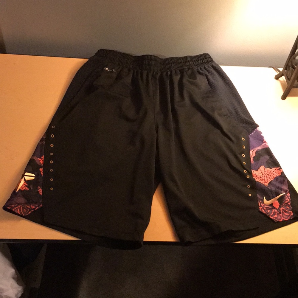 black Kobe Nike drifit basketball shorts medium